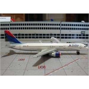  Herpa Delta Air Lines B 757 1:500 Plane Model 503860: Toys 