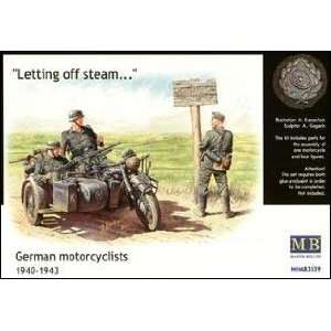  1/35 WWII German BMW R75 Motorcyclists: Toys & Games
