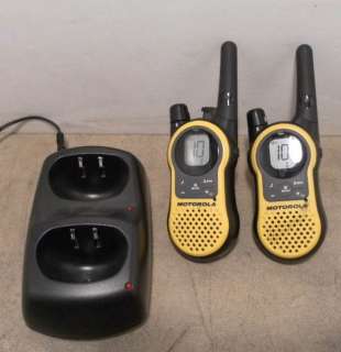 Motorola Pair of Walkie Talkies Two Way Radios w/ Charge Base MH230R 